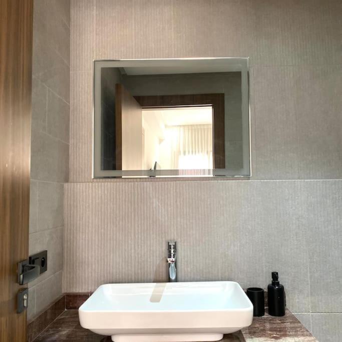2 Bed With Rooftop Pool & Gym Downtown Marrakech Appartement *